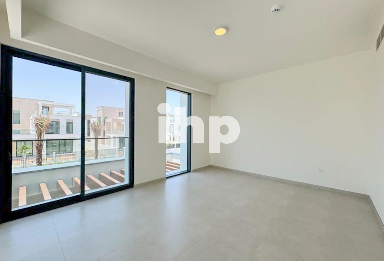 Poolside Vacant | Luxury living | Ready to occupy photo 9