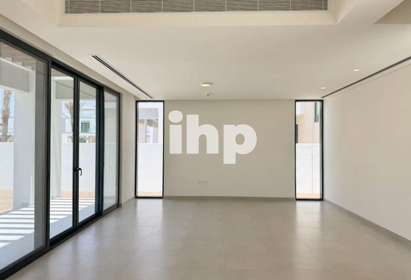 Poolside Vacant | Luxury living | Ready to occupy photo 3