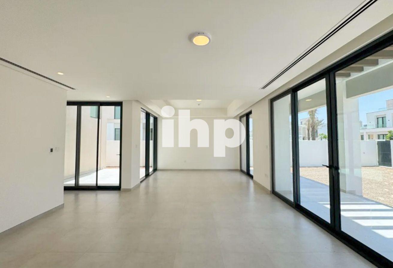 Poolside Vacant | Luxury living | Ready to occupy photo 2