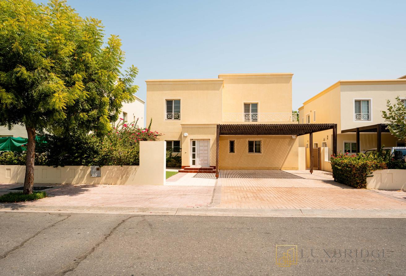 Exquisite Villa | Spacious Layout | Private Garden photo 3