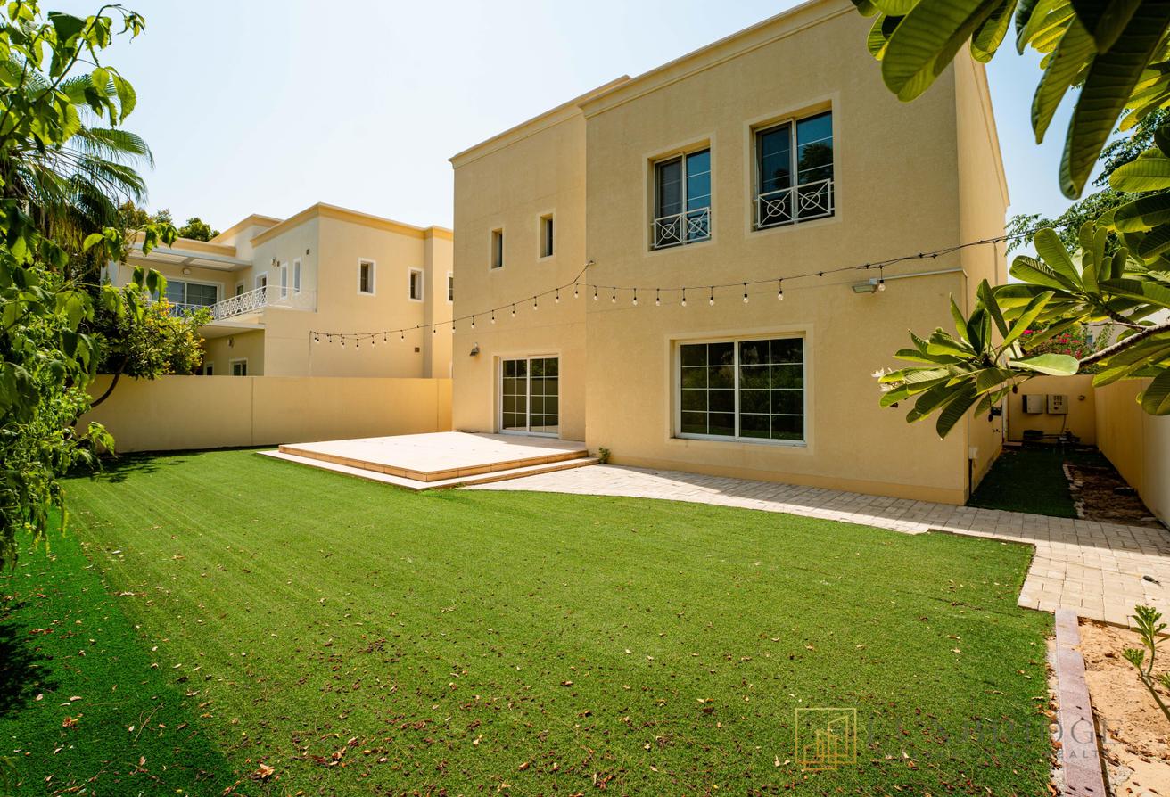 Exquisite Villa | Spacious Layout | Private Garden photo 2