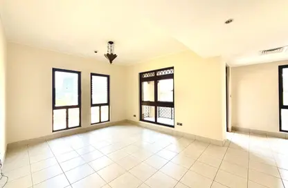 شقة - 2 غرف نوم - 3 حمامات للايجار في ينسون 5 - ينسون - دبي القديمة - وسط مدينة دبي - دبي