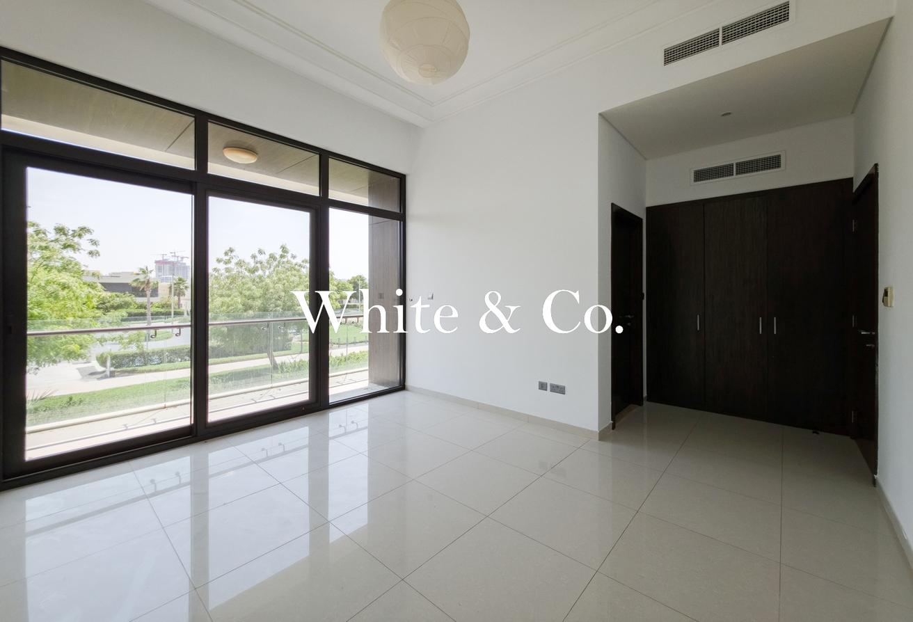 Single Row | Exterior Maids | V4 | large photo 14