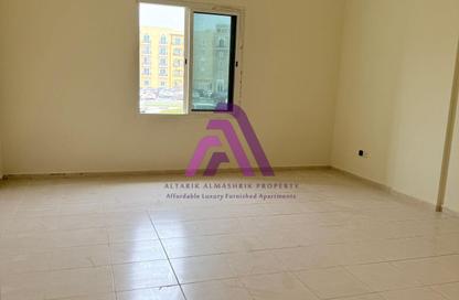 شقة - 1 حمام للايجار في اي سي 1- اماراتي - 23 - طراز إماراتي - المدينة العالمية - دبي