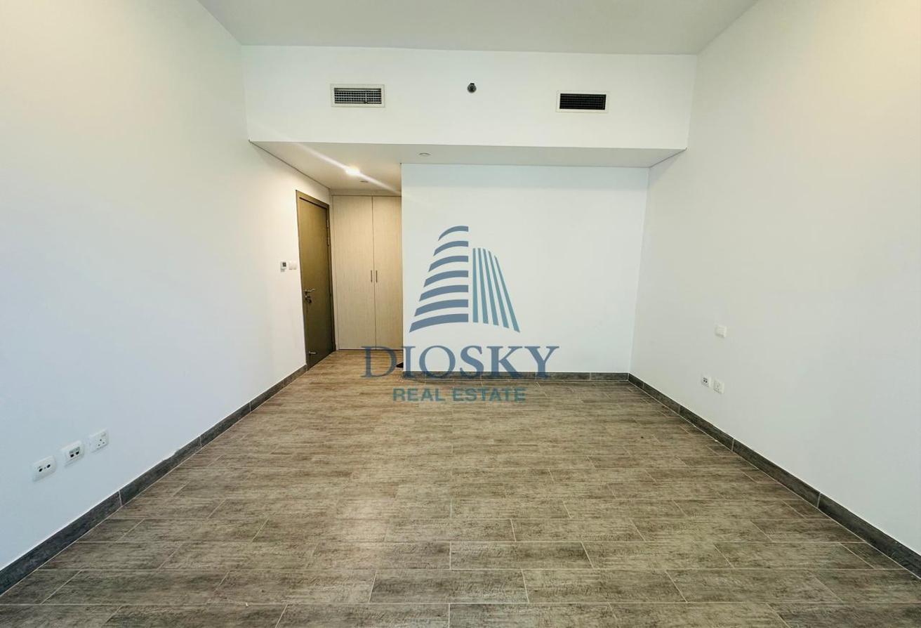 Spacious Unit | Pool View | Vacant & Ready photo 9