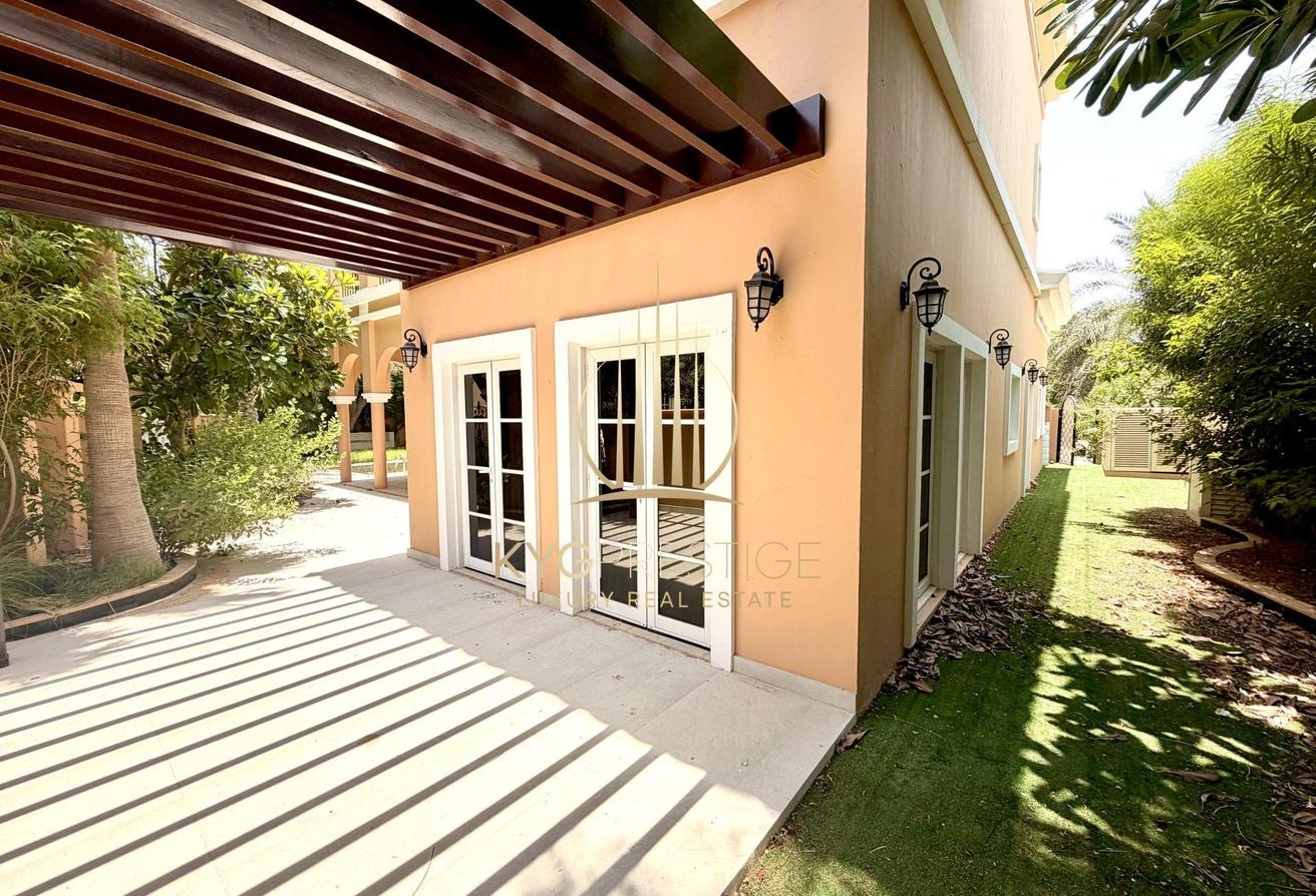 Single Row | Near Entrance | Private Pool photo 4