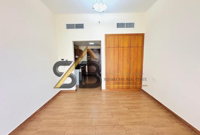 Unfurnished Studio Apartment with Covered Parking