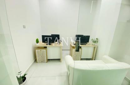 Office Space - Studio - 1 Bathroom for rent in Red Avenue - Al Garhoud - Dubai