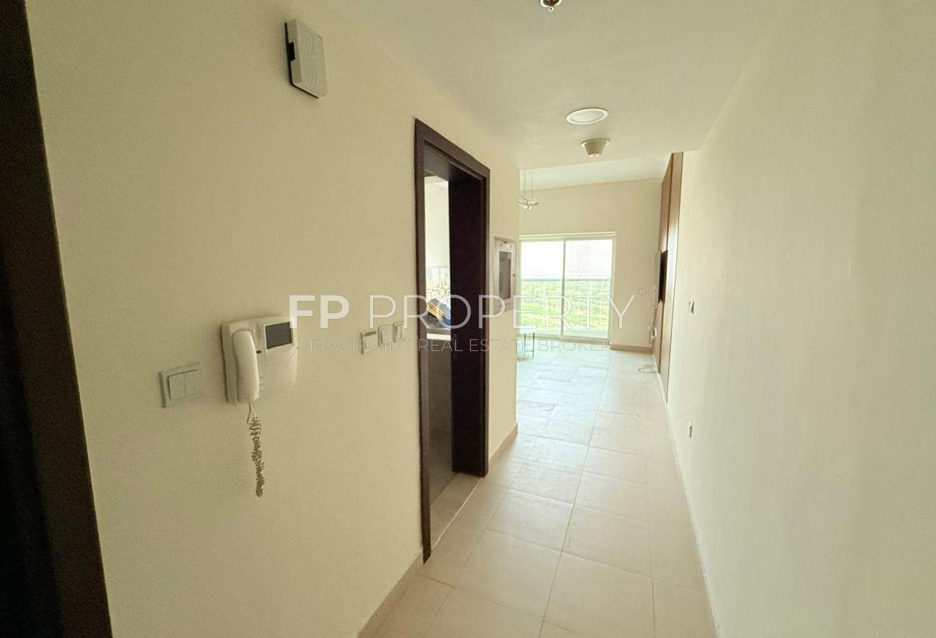 Chiller Free | Golf View | Fully Furnished & Upgra photo 15