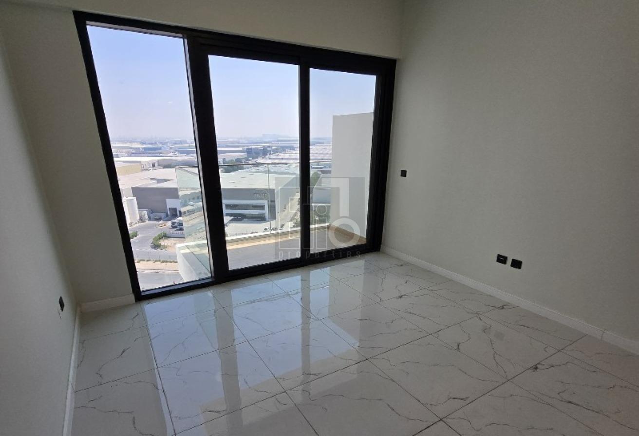 Vacant | Near to Metro | Unfurnished photo 5