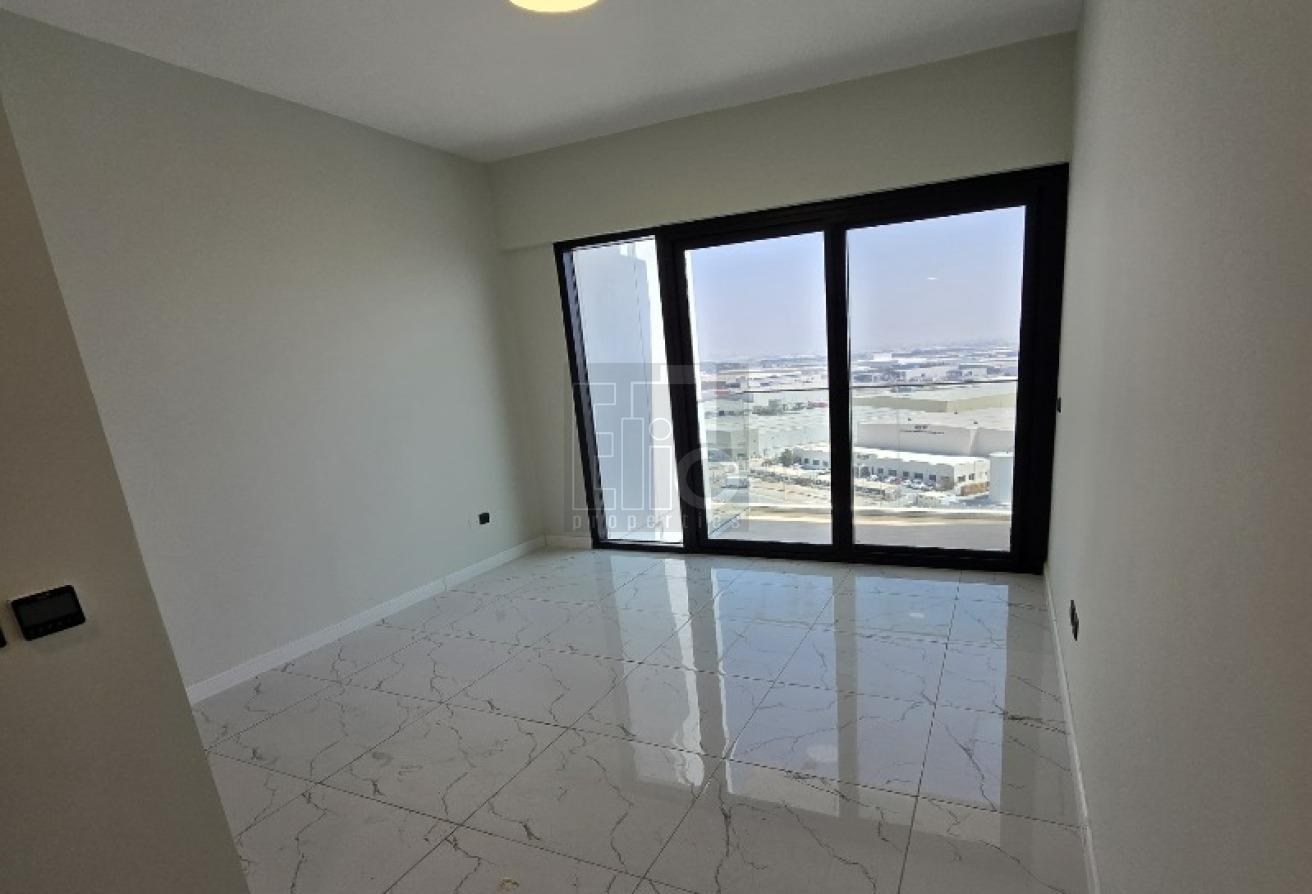 Vacant | Near to Metro | Unfurnished photo 8