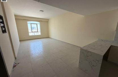 Apartment - 1 Bedroom - 2 Bathrooms for rent in Corniche Tower - Ajman Corniche Road - Ajman
