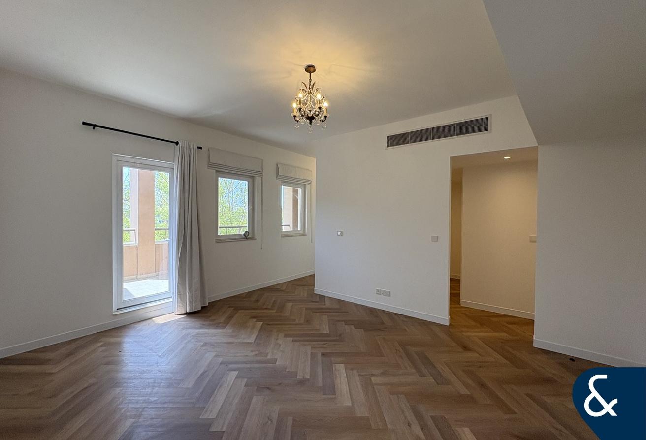 Fully Upgraded | 4 Bed+Maid | Rare to Market photo 16