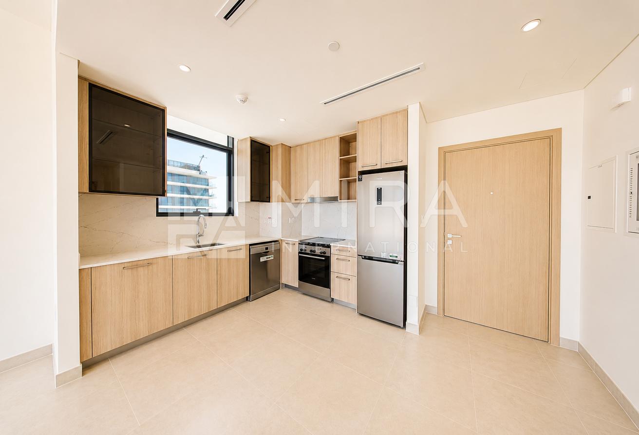 Highest Floor | Semi Furnished | Chiller-Free photo 4