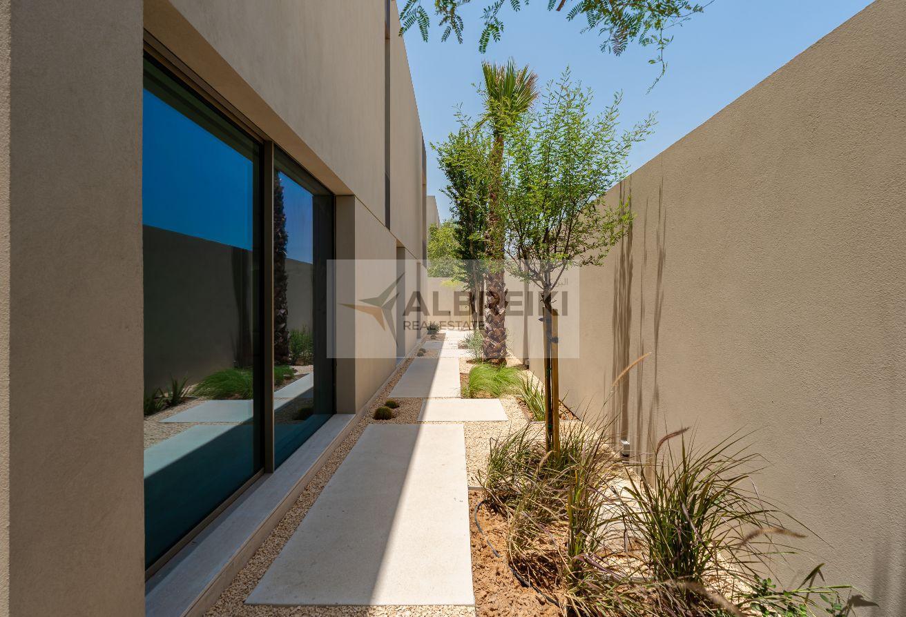 Brand New 5 BR| Iconic Design| Luminous Interior photo 23