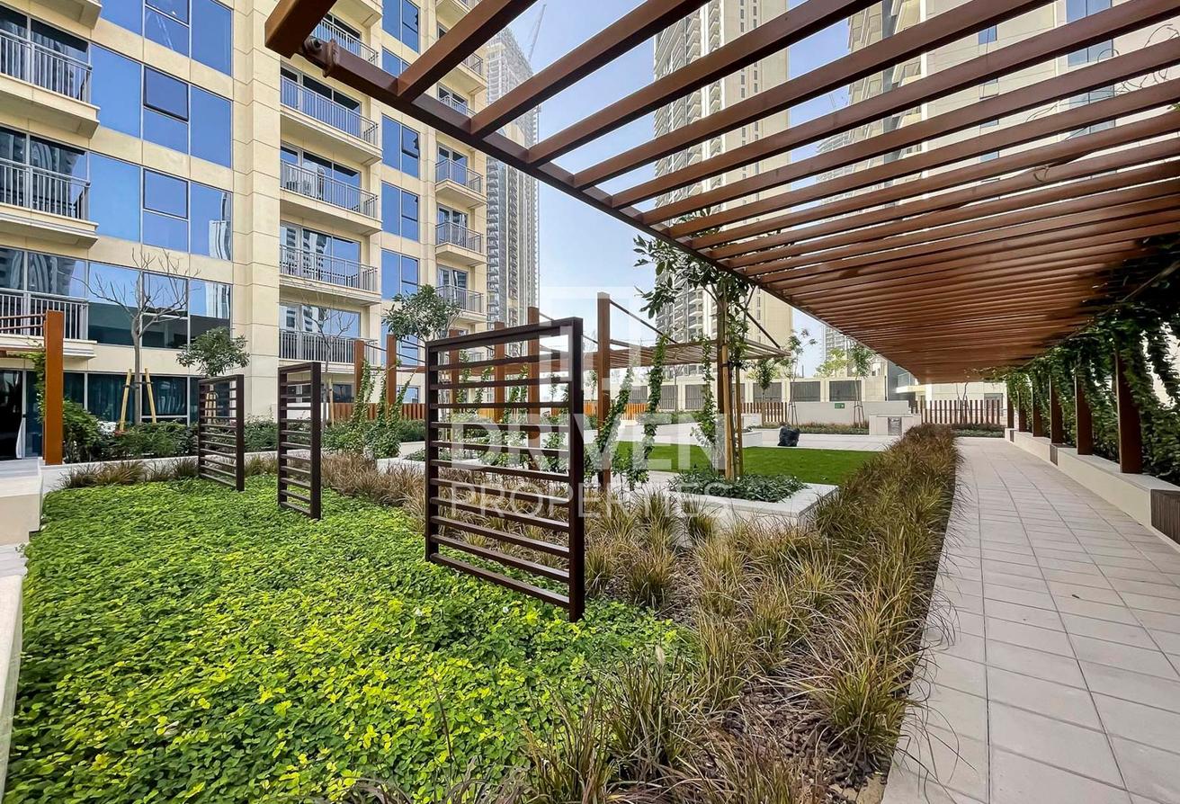 Mid Floor | Vacant Unit | Swimming Pool View photo 18