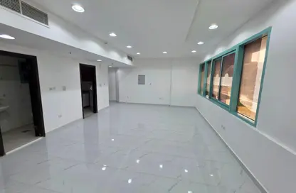 مكتب - 2 غرف نوم - 1 حمام للايجار في معسكر آل نهيان - أبوظبي