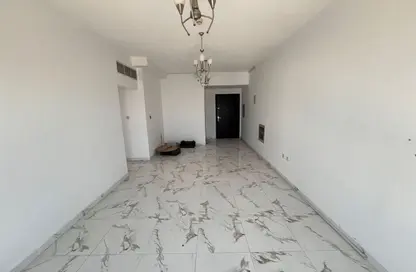 شقة - 2 غرف نوم - 2 حمامات للايجار في الثاني مويلح - تجارية مويلح - الشارقة