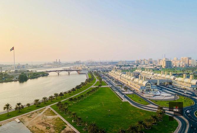 سكن فاخر جديد بغرفتي نوم | غرفة للخادمة | إطلالة على الكورنيش والبحر