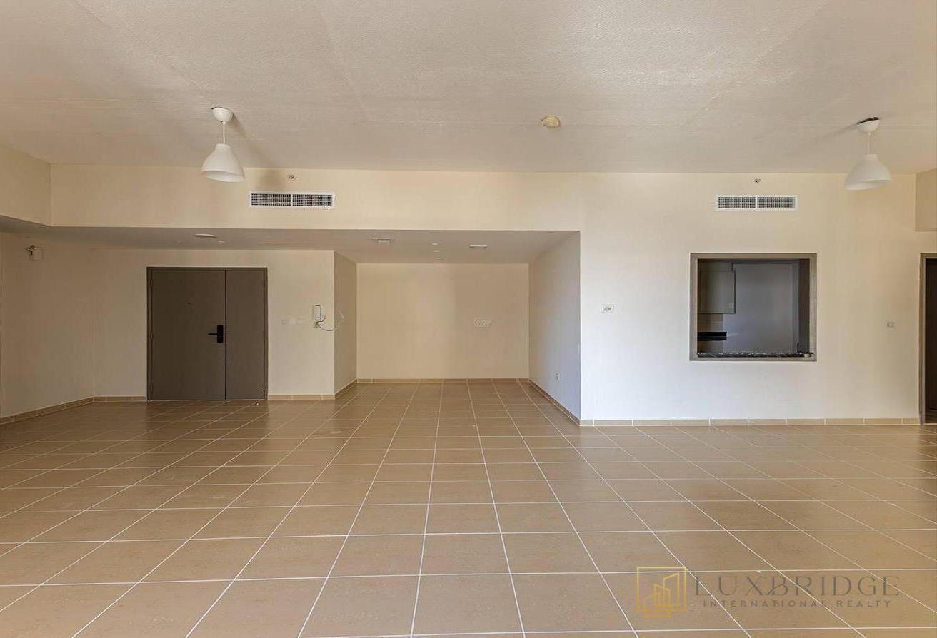 High Floor | Unfurnished | Vacant photo 8