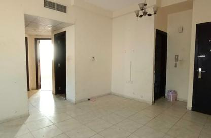 Apartment - 1 - 2 for rent in Al Qulayaa Building - Al Qulaya'ah - Al Sharq - Sharjah