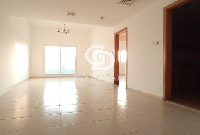 Spacious 1 Bed | Opposite Souq Extra | Available End Sept photo 3