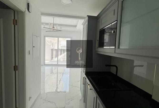 PRIME LOCATION | VACANT | SEMI FURNISHED photo 3