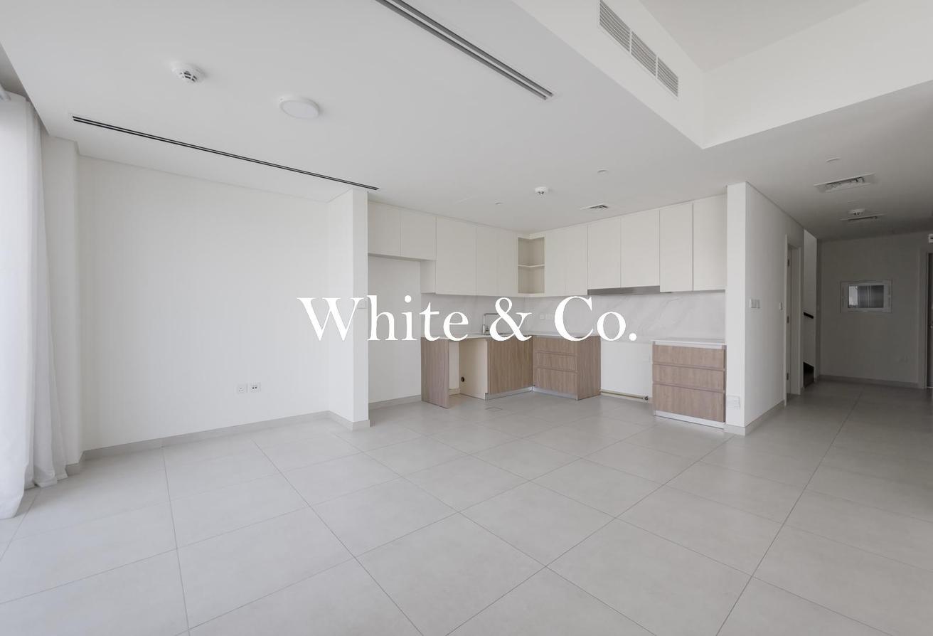Vacant Now | Single Row Unit | Big Garden photo 4