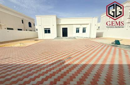 Villa - 4 Bedrooms - 5 Bathrooms for rent in Al Aweer 1 - Al Aweer - Dubai
