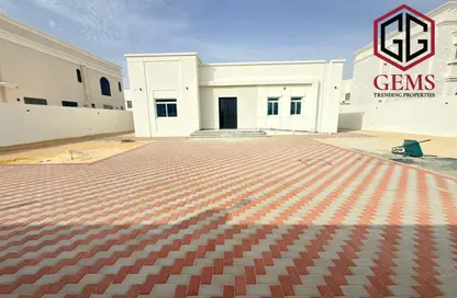 Villa - 4 Bedrooms - 5 Bathrooms for rent in Al Aweer 1 - Al Aweer - Dubai