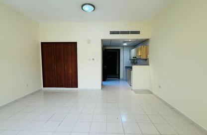 شقة - 1 حمام للايجار في L06 - طراز يوناني - المدينة العالمية - دبي شقة - 1 حمام للايجار في L06 - طراز يوناني - المدينة العالمية - دبي