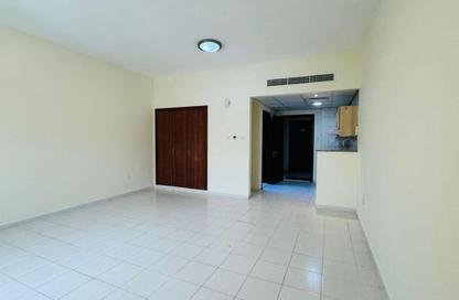 شقة - 1 حمام للايجار في L06 - طراز يوناني - المدينة العالمية - دبي شقة - 1 حمام للايجار في L06 - طراز يوناني - المدينة العالمية - دبي