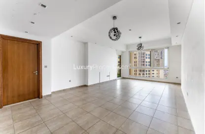 Apartment - 2 Bedrooms - 3 Bathrooms for rent in Marina Residences 6 - Marina Residences - Palm Jumeirah - Dubai