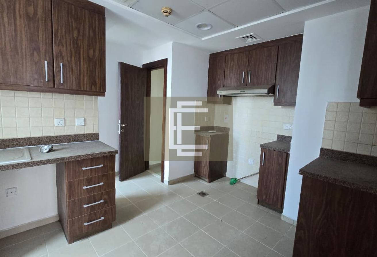 SPACIOUS 3 BR | VACANT | PRIME LOCATION photo 9
