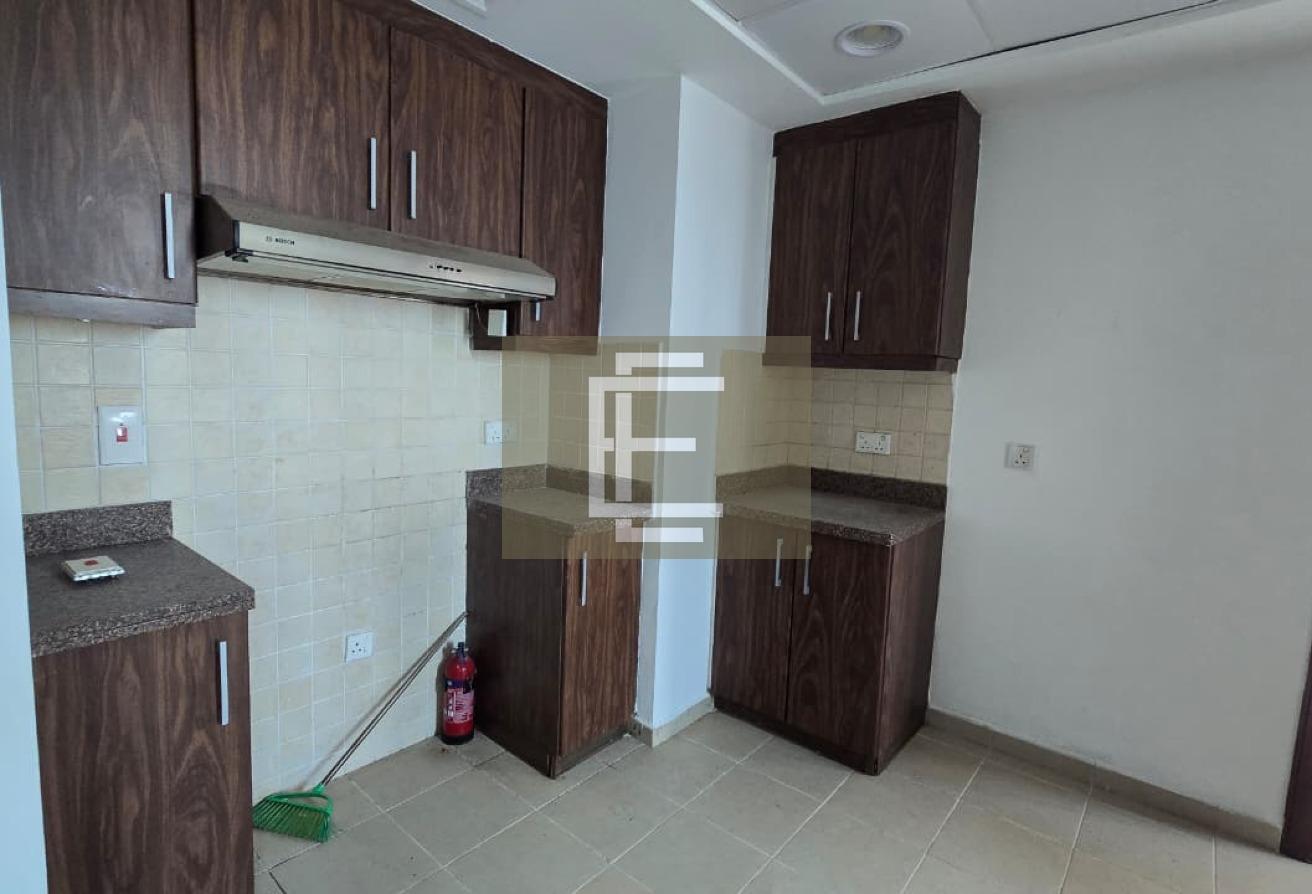 SPACIOUS 3 BR | VACANT | PRIME LOCATION photo 8