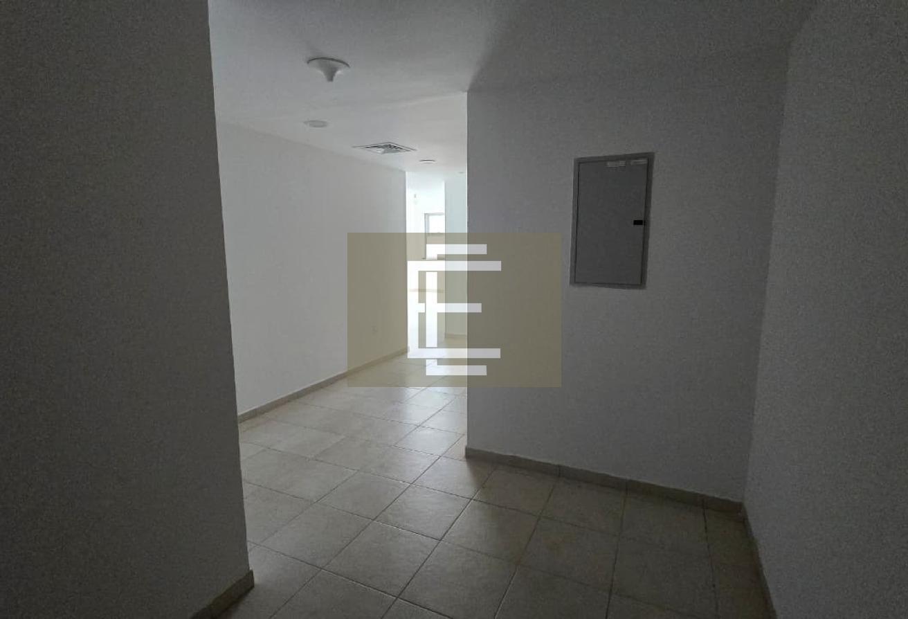 SPACIOUS 3 BR | VACANT | PRIME LOCATION photo 5