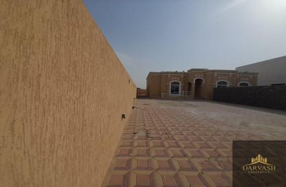 Villa - 5 Bedrooms - 6 Bathrooms for rent in Al Aweer 1 - Al Aweer - Dubai