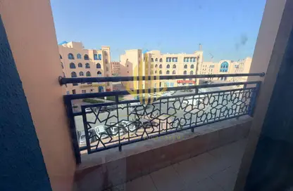 شقة - غرفة نوم - 2 حمامات للايجار في مبنى إن14 - طراز فارسي - المدينة العالمية - دبي