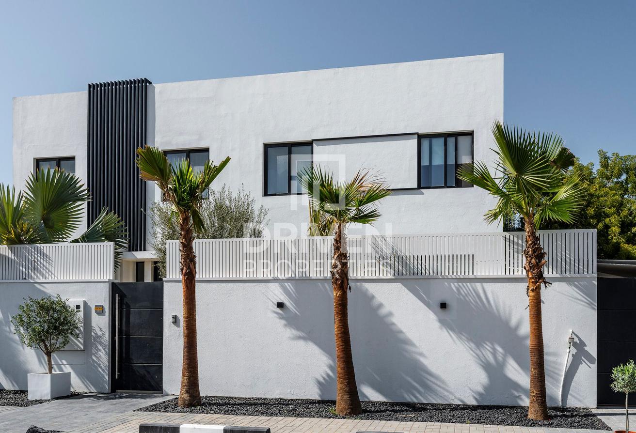 Modern Villa | Stunning Garden and Koi Pond photo 19