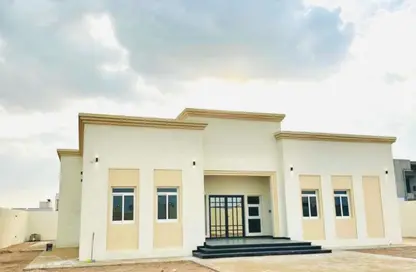 Villa - 4 Bedrooms - 6 Bathrooms for rent in Al Aweer 1 - Al Aweer - Dubai