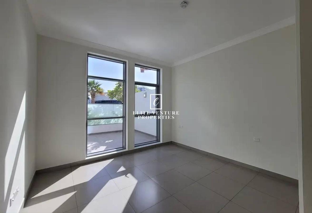 POOL VIEW | MODERN 1-BHK | SPACIOUS | PRIME LOCATI photo 4