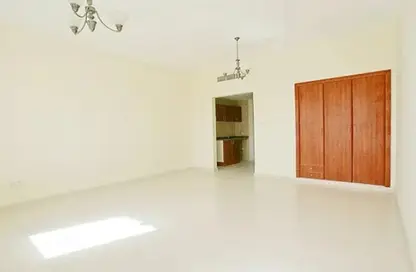 شقة - 1 حمام للايجار في اي سي 1 اماراتي 11 - طراز إماراتي - المدينة العالمية - دبي