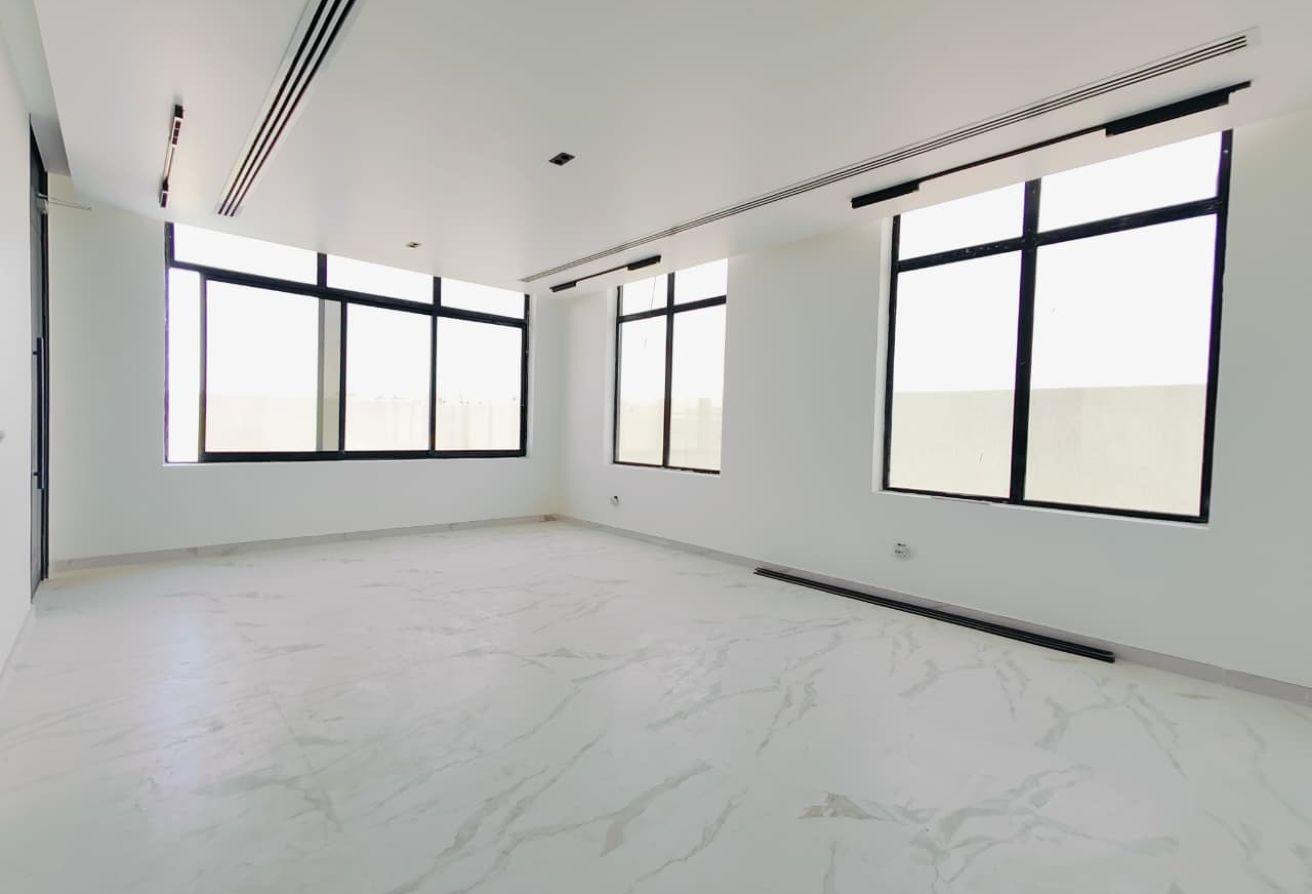 4 BR Villa in Al Aweer with 5 Parking Slots photo 23
