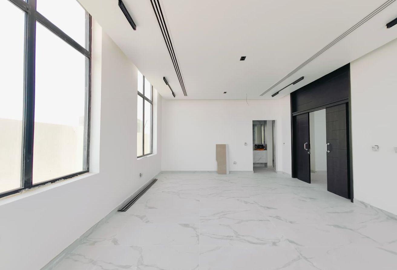 4 BR Villa in Al Aweer with 5 Parking Slots photo 13