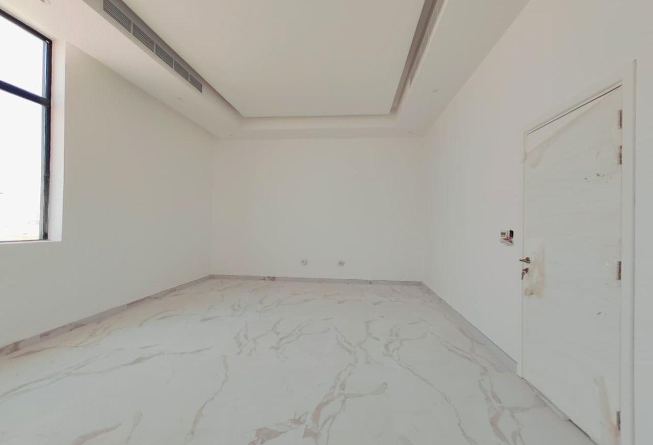 4 BR Villa in Al Aweer with 5 Parking Slots photo 26