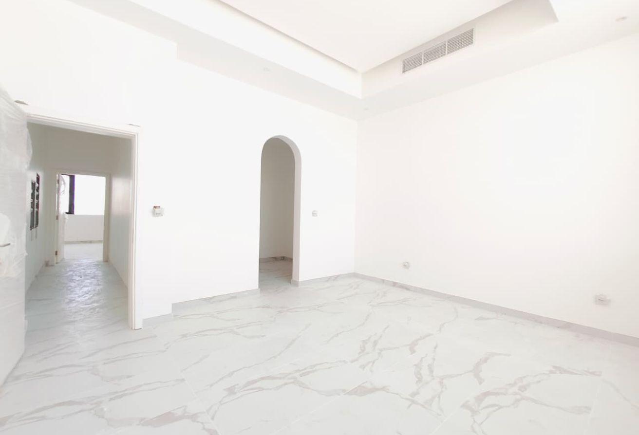 4 BR Villa in Al Aweer with 5 Parking Slots photo 2