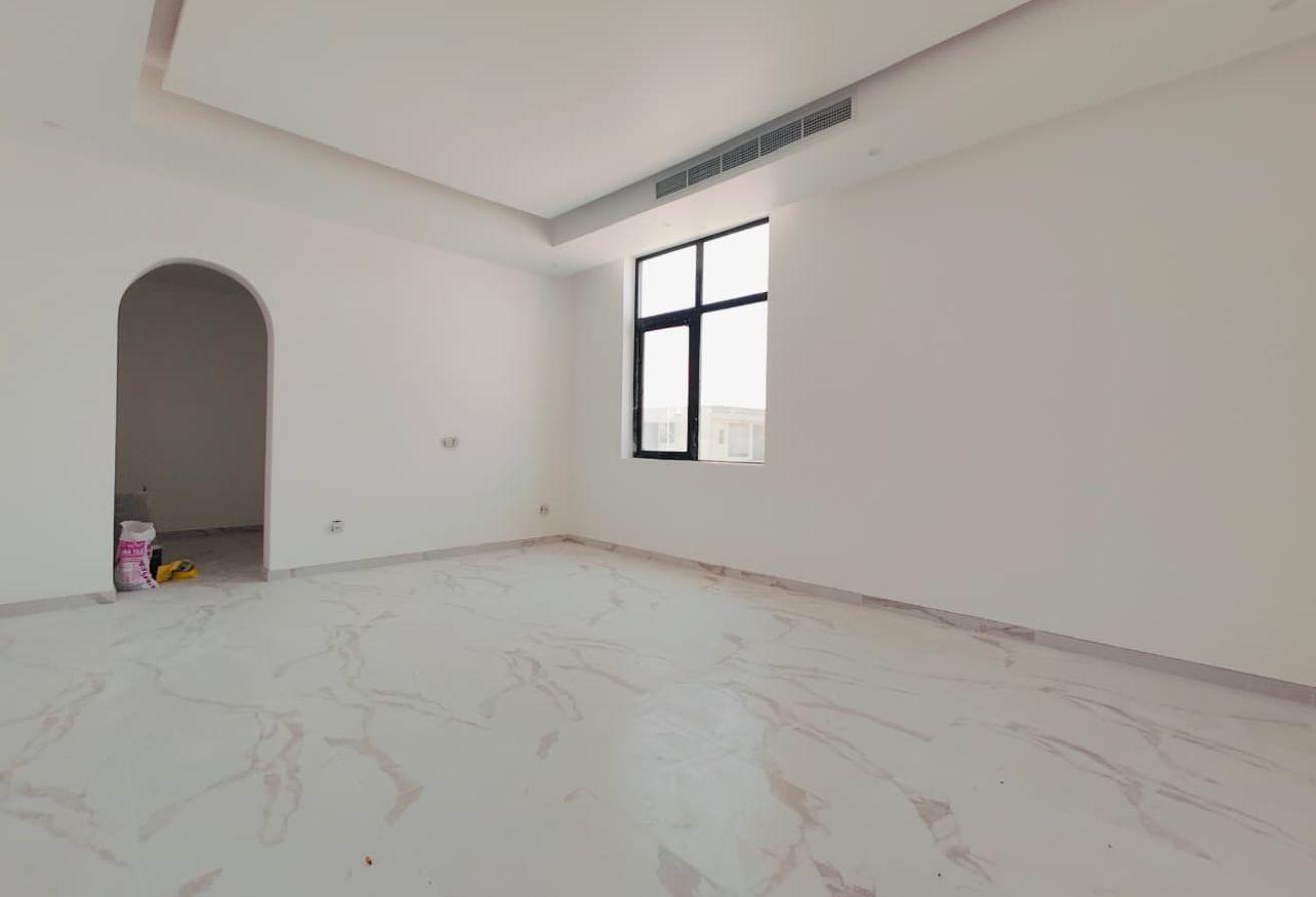 4 BR Villa in Al Aweer with 5 Parking Slots photo 12