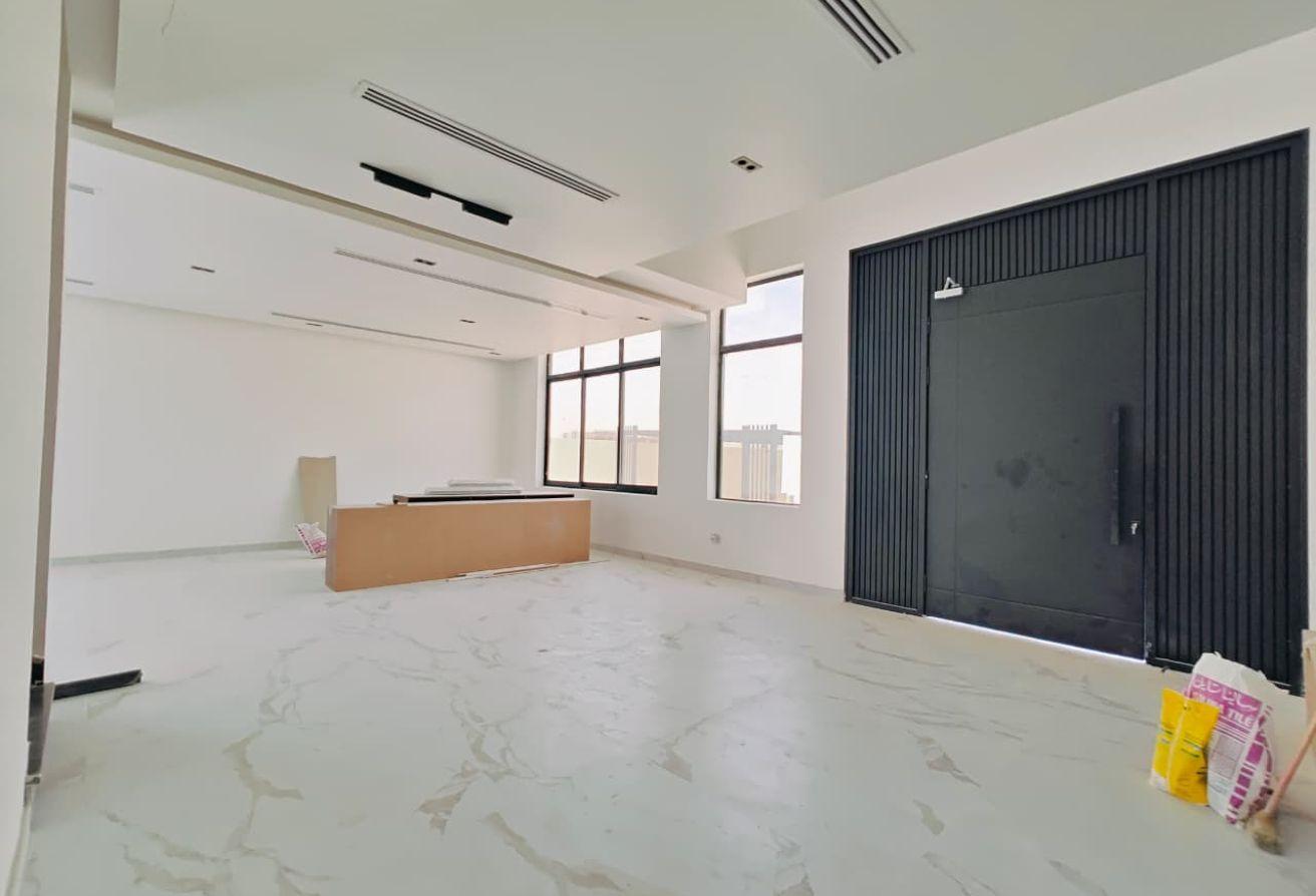 4 BR Villa in Al Aweer with 5 Parking Slots photo 16