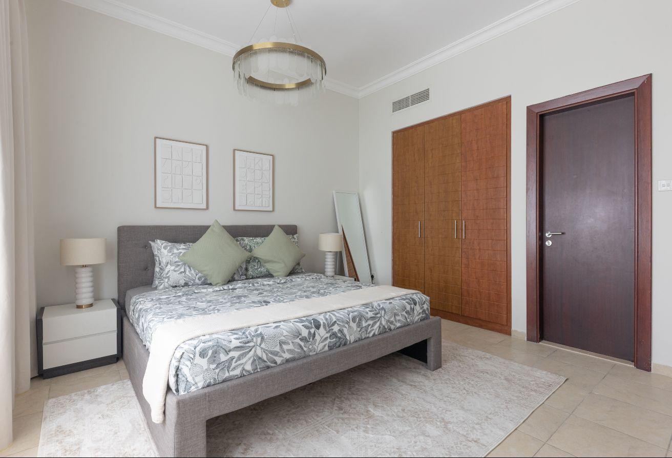 High floor | Lake & skyline view | Modern interior photo 16