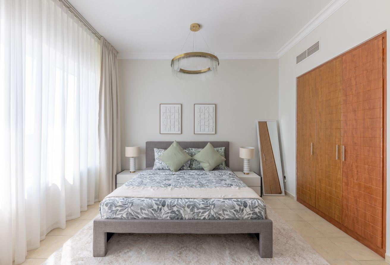 High floor | Lake & skyline view | Modern interior photo 12